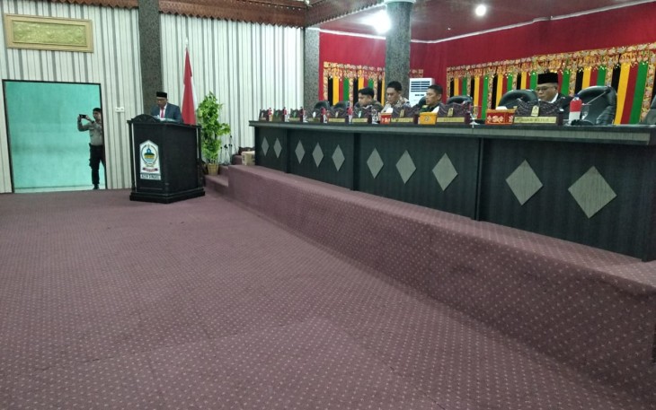 Bupati Aceh Singkil Dulmusrid saat menyampaikan nota pengantar KUA PPAS tahun 2020.
