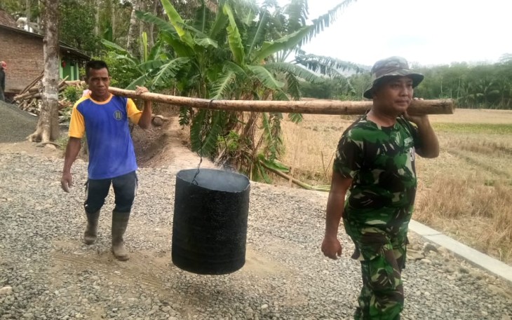 Satgas TMMD 106 dan Warga Gotong Royong Kerjakan Pengaspalan 