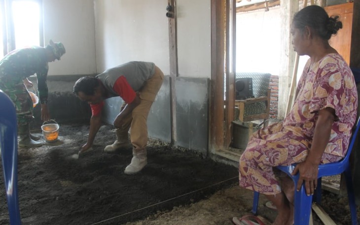 Pemasangan Kramik Rumah Mbah Rapen