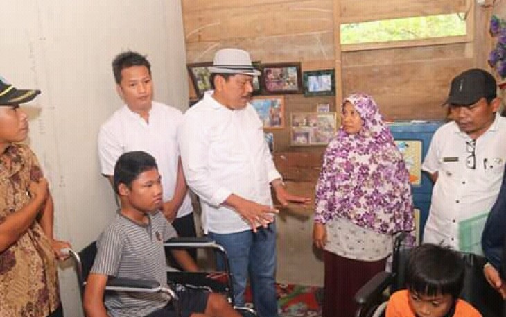 Bupati Mian saat memberikan korsi roda untuk Kakak Beradik Lumpuh