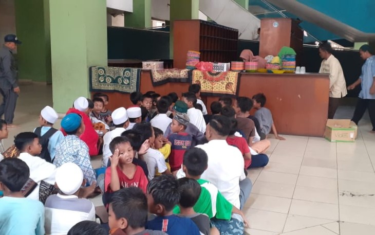 Komunitas Si Jum Berbagi Makan Gratis di Jakarta Islamic Center