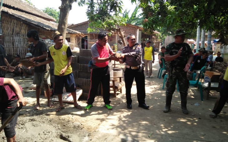 Sinergitas TNI-Polri Membantu PMI Bedah Rumah Warga