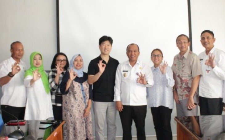 Wakil Walikota Tegal foto bersama usai diskusi
