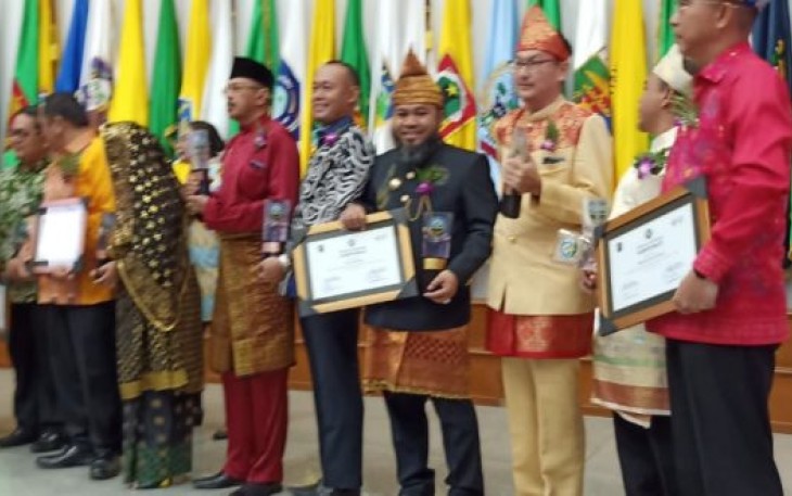 Wali Kota Bengkulu Helmi Hasan Terima Penghargaan Swasti Saba Wistara
