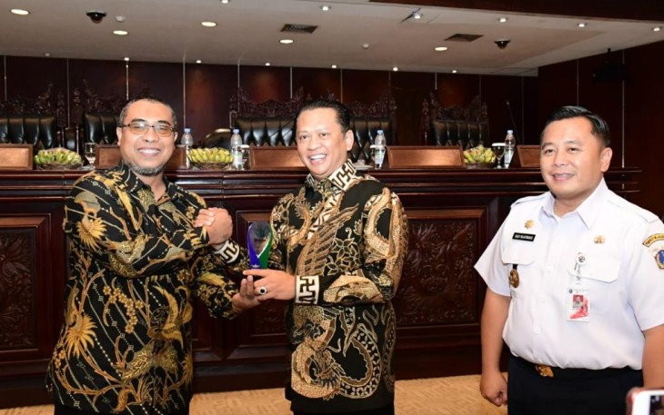 Penyerahan cindera mata 