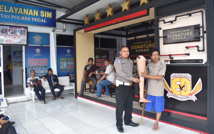 SATLANTAS POLRES TEGAL SERAHKAN BANTUAN KAKI PALSU
