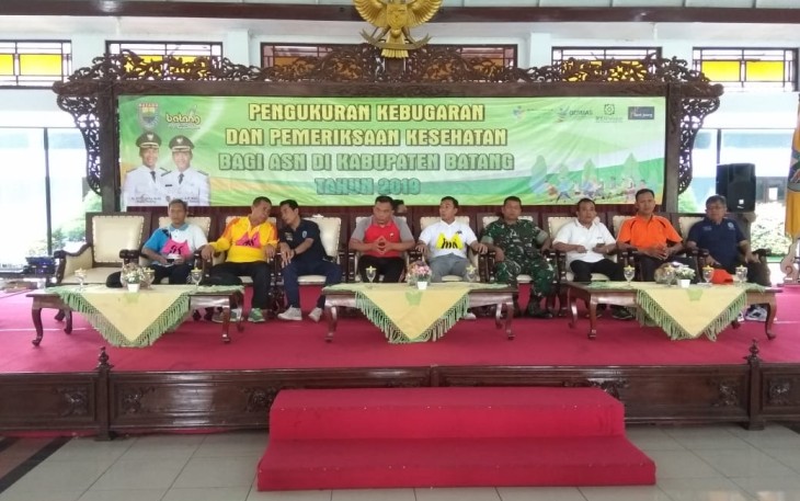 Bupati Batang Wihaji bersama Ratusan ASN Dites Urine dan Kebugaran