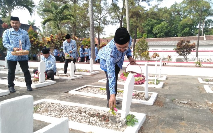Asisten Adminum Pemkab Blitar Mahadin saat menabur bunga di pusara Pahlawan Kusuma Bangsa