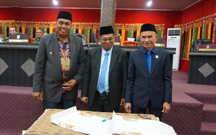Bupati Aceh Singkil Dulmusrid bersama Ketua dan Wakil Ketua DPRK foto bersama usai menandatangani RAPBK 2020.