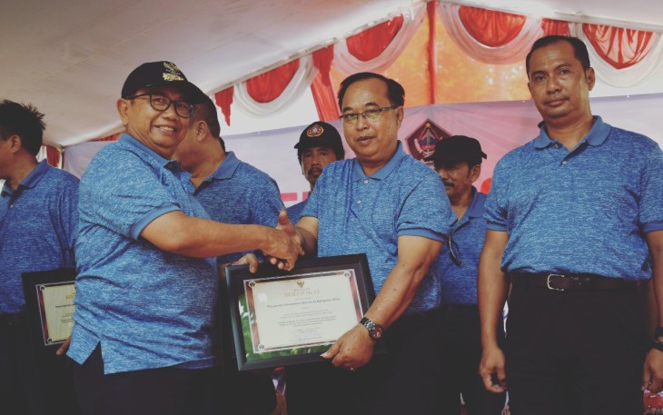 Bupati Blitar Rijanto saat memberikan penghargaan kepada perwakilan kecamatan yang mendeklarasikan wilayahnya terbebas dari ODF