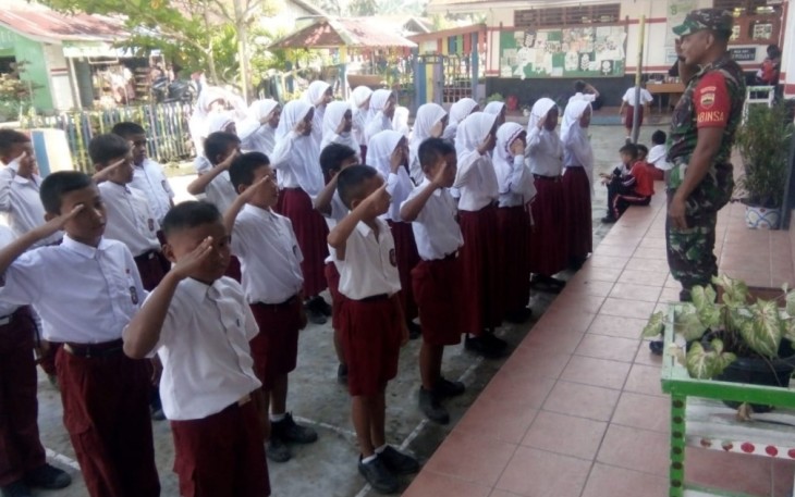 Babinsa Ajarkan PBB Pada Siswa SD Labuhan Bilik