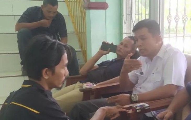 Camat Singkohor Kabupaten Aceh Singkil Riki Yodyska (kanan) saat ditemui wartawan.