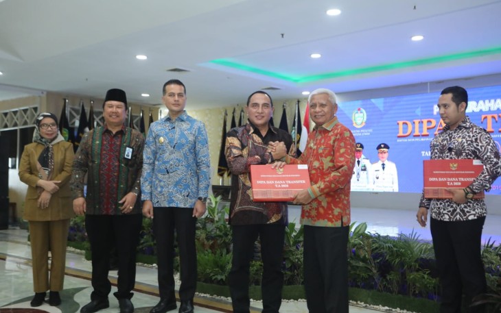 Bupati Asahan Terima Daftar Isian Pelaksanaan Anggaran Dan Transfer Ke Daerah dan Dana Desa Tahun 2020 Dari Gubernur Sumatera Utara Edy Rahmayadi 
