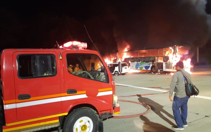 Pasca terjadi kecelakaan nampak api melahap badan bus