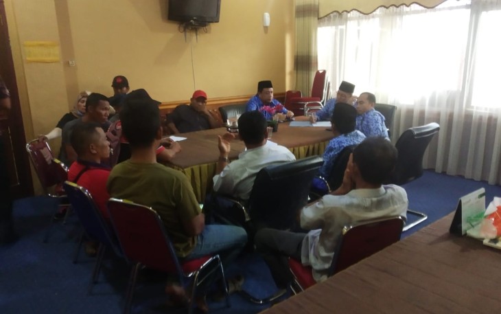 Pihak Pemkab Aceh Singkil saat melakukan mediasi musyawarah dengan perwakilan masa eks tranmigrasi.