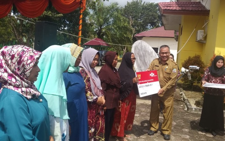 Sekda Aceh Singkil Drs.Azmi saat menyerahkan lounching perdanan Bantuan Pangan Non Tunai (BPNT) bagi sipenerima.