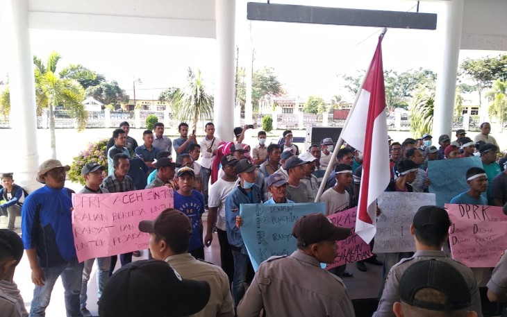 Para warga saat melakukan aksi unjuk rasa di Kantor DPRK Aceh Singkil.