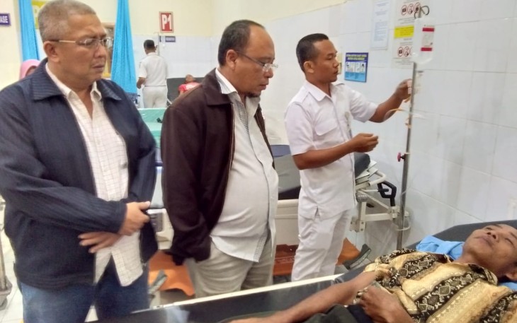 Salah satu warga saat dibawa ke RS
