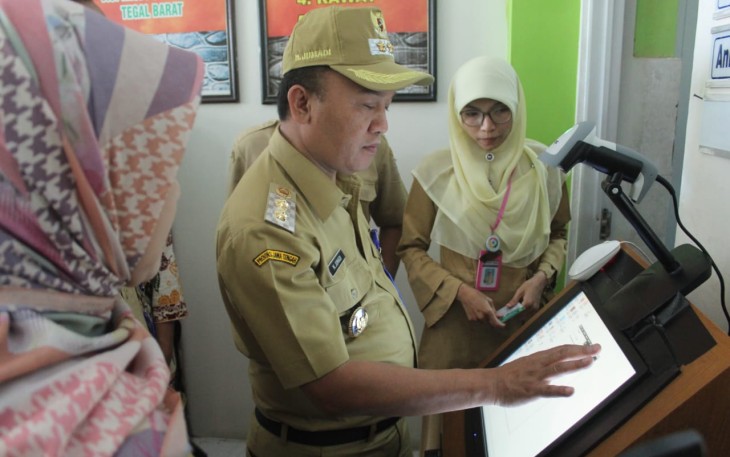 Wakil Walikota Tegal M. Jumadi dalam kunjungannya di Puskesmas