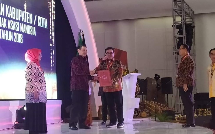 Bupati Kepahiang saat menerima piagam penghargaan dari KemenkumHAM