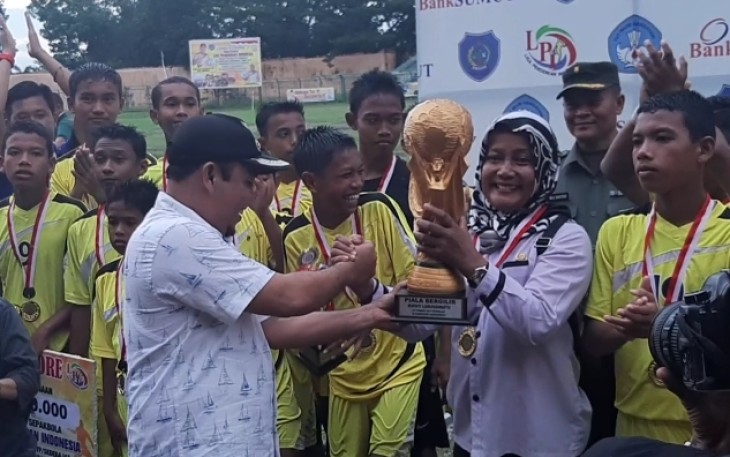 Penyerahan piala bergilir oleh Bupati Labuhanbatu