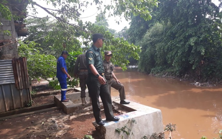 Babinsa saat Monitor Aliran Sungai Ciliwung