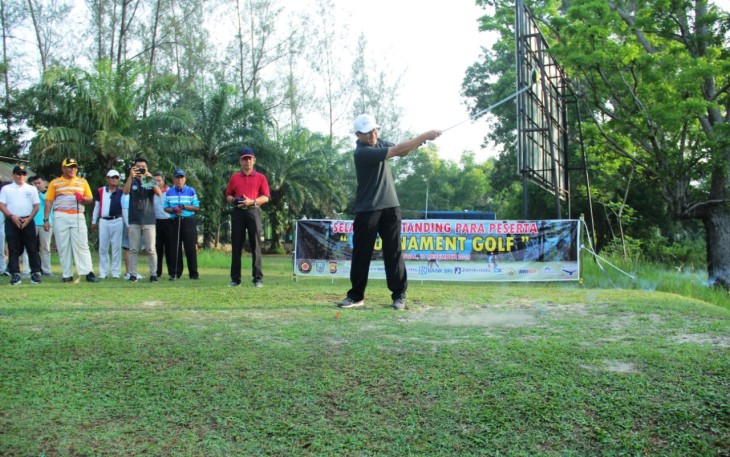 Asisten III Setda Provinsi Bengkulu Gotri Suyanto BukaTurnamen Golf Piala Gubernur Bengkulu 
