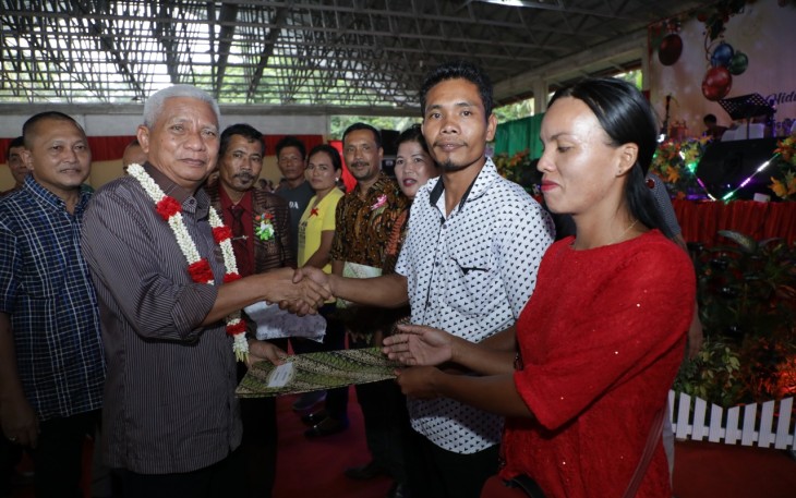 Bupati Asahan Serahkan Akta Nikah Kepada Masyarakat Jemaat Perayaan Natal Oikumene Tahun 2019