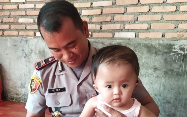 Kapolsek Bilah Hilir Turut Peduli Pada Aisah Balita Pengidap Hidrosefalus