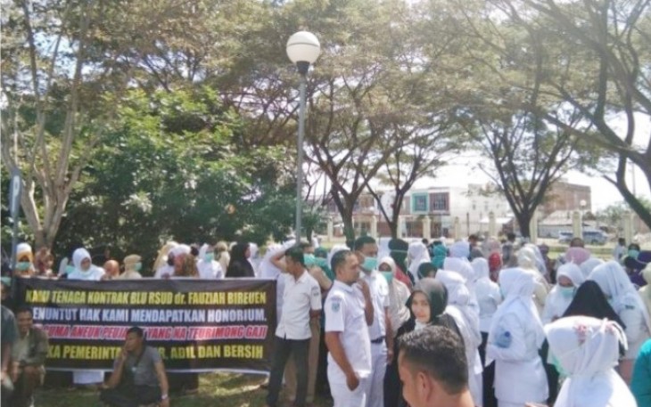 Para petugas medis saat berada di pekarangan lingkungan Kantor Pemerintahan Kabupaten Bireuen