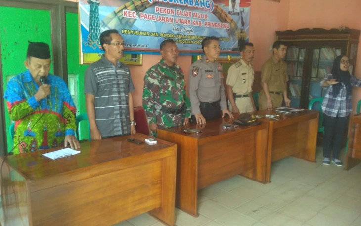 Saat menyayikan lagu Indonesia Raya mengawali pembukaan Musrenbang Selasa (7/1/2020). (Doc. Foto. Abdullah)