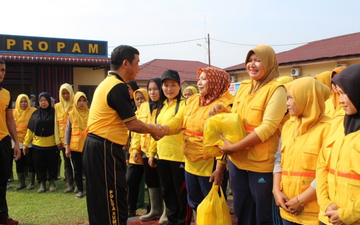 Polres Labuhanbatu Beri Bingkisan Kepada Ibu-ibu Petugas Kebersihan Kota Rantauprapat
