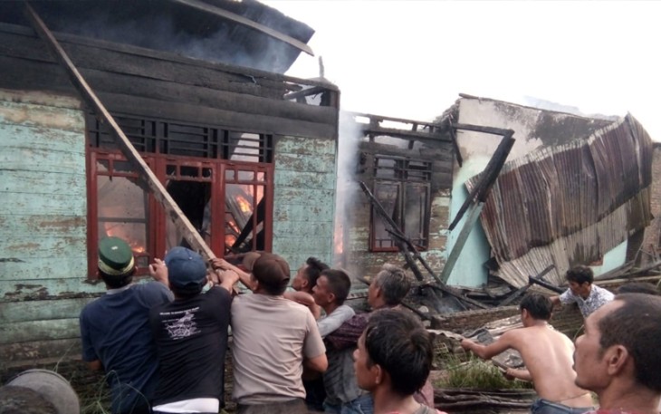 Pasca kejadian aparat bersama warga berusaha menjinakan api