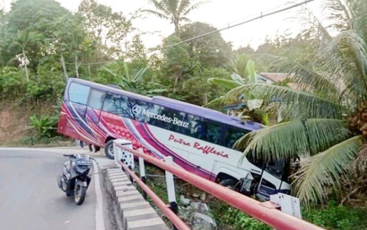 Pasca kecelakaan tampak badan bus nyaris masuk ke sungai Jembatan Way Karudang