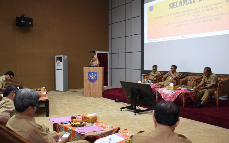 Bupati Tegal Umi Azizah saat acara Rakor Penyampaian Arah Kebijakan Pembangunan Kabupaten Tegal Tahun 2021 di Gedung Dadali Bappeda Kabupaten Tegal
