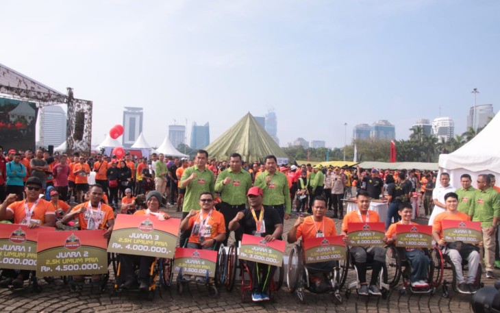 Pembagian hadiah dalam Lomba Jayakarta Loe Gue Run 2020 
