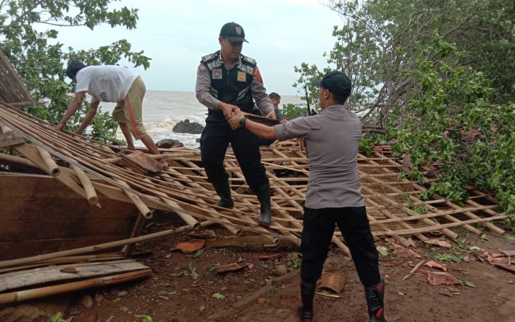 Pasca kejadian tampak aparat TNI-Polri membantu pemilik warung membersihkan puing-puing bangunan