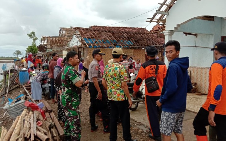 Masyarakat secara serentak melaksanakan bergotong royong dibantu aparat TNI-Polri 