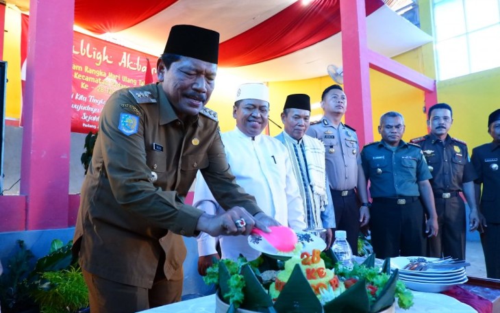 Bupati Mian Melakukan Potong Tumpeng 