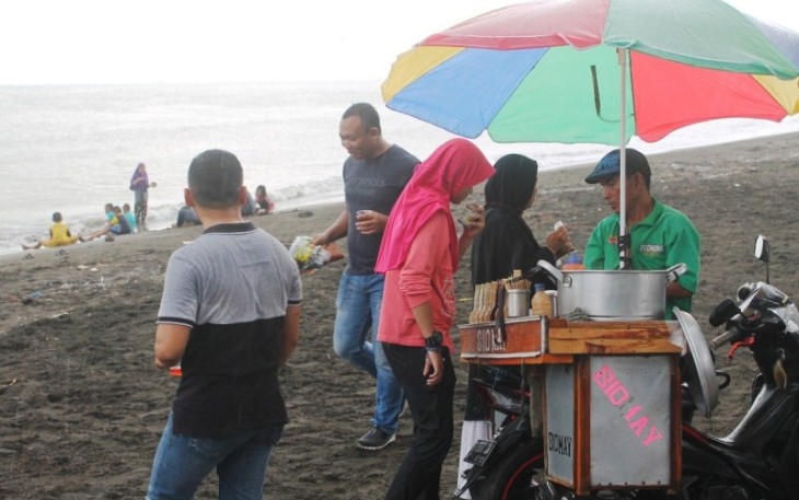 Penjual Siomay Keliling Raih Berkah