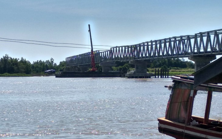 Pembangunan jembatan Kilangan Singkil Kabupaten Aceh Singkil Provinsi Aceh pemasangan rangka baja masih terus berlanjut.