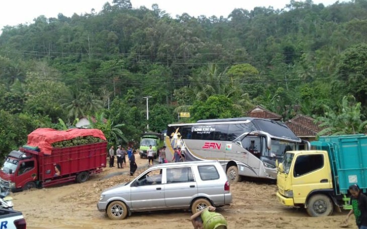 Pasca terjadi longsor beberapa kendaraan terpaksa berhenti