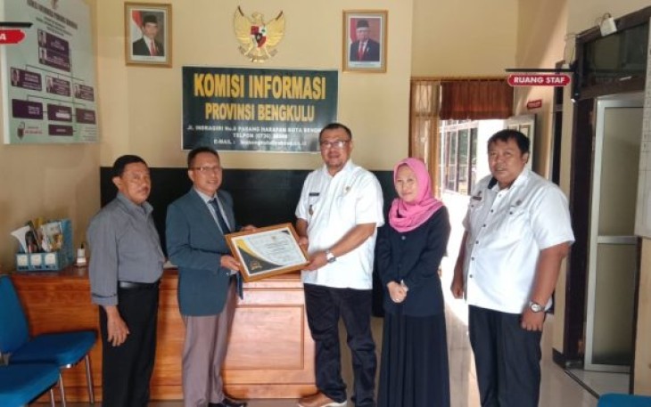 Kepala Dinas Komunikasi dan Informatika Kabupaten Bengkulu Selatan Susmanto Menerima Piagam Anugerah Keterbukaan Informasi Publik Dari Komisi Informasi Provinsi Bengkulu  