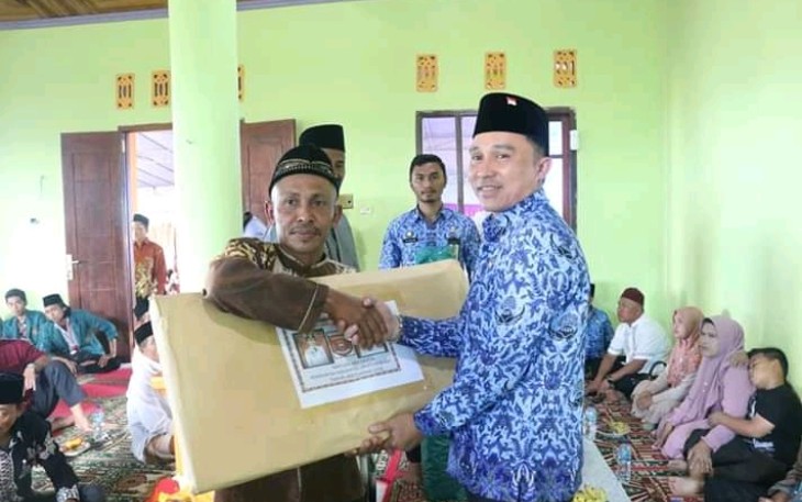Bupati Lampung Barat Parosil Mabsus Berikan Bantuan 