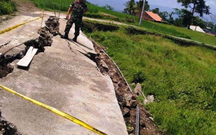 Separuh Badan Jalan Di Kaliloka Brebes Ambles