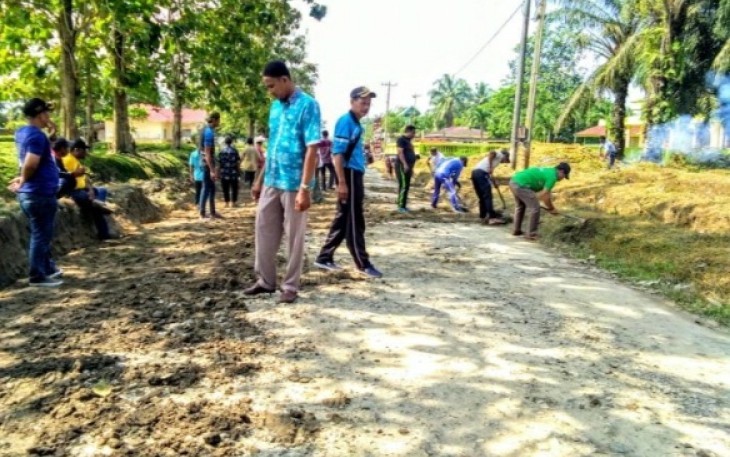 Camat Tinggi Raja dan Warga Lakukan Persiapan