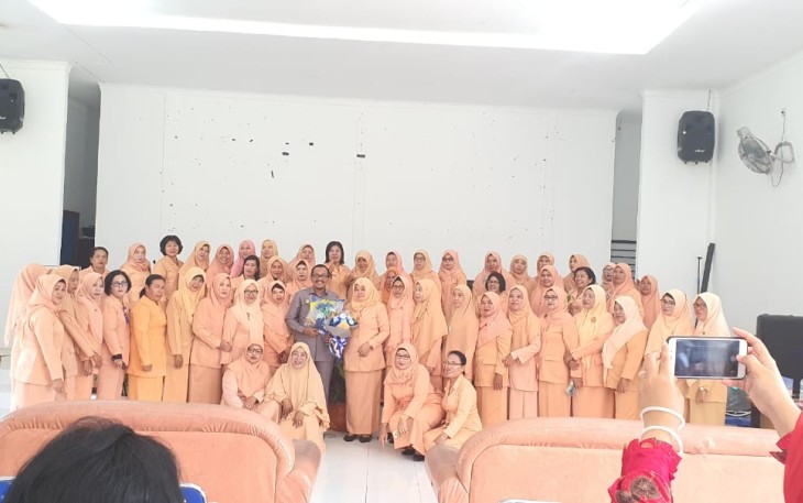 Dharma Wanita Unit Dinas Pendidikan Kabupaten Batu Bara photo bersama dengan Kepala Dinas(Kadis) Pendidikan Batu Bara Ilyas Sitorus dan Ketua Dharma Wanita Roudhoh Ilyas.