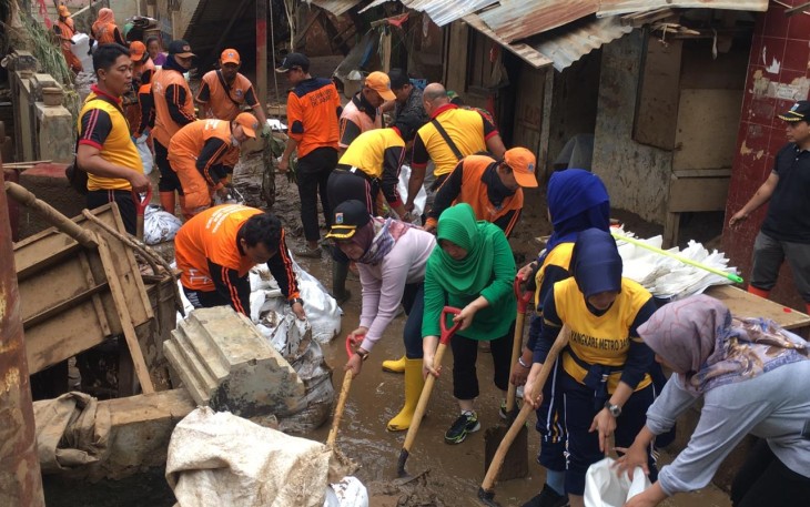 pembersihan lumpur dan sampah akibat banjir