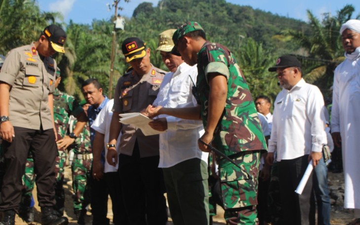 Gubernur didampingi Kasdam I/BB dan Wakapolda Sumut saat meninjau lokasi terdampak banjir