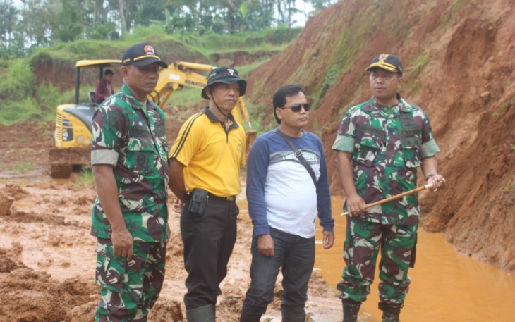 Dandim Batang Letkol Kav Henry Rudi Judianto Napitupulu saat meninjau lokasi longsor di Sidayu